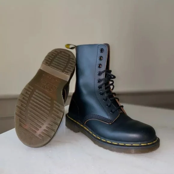 Dr Martens womens boots black leather smooth size 7 Made in England 1490 10 hole - Picture 10 of 10